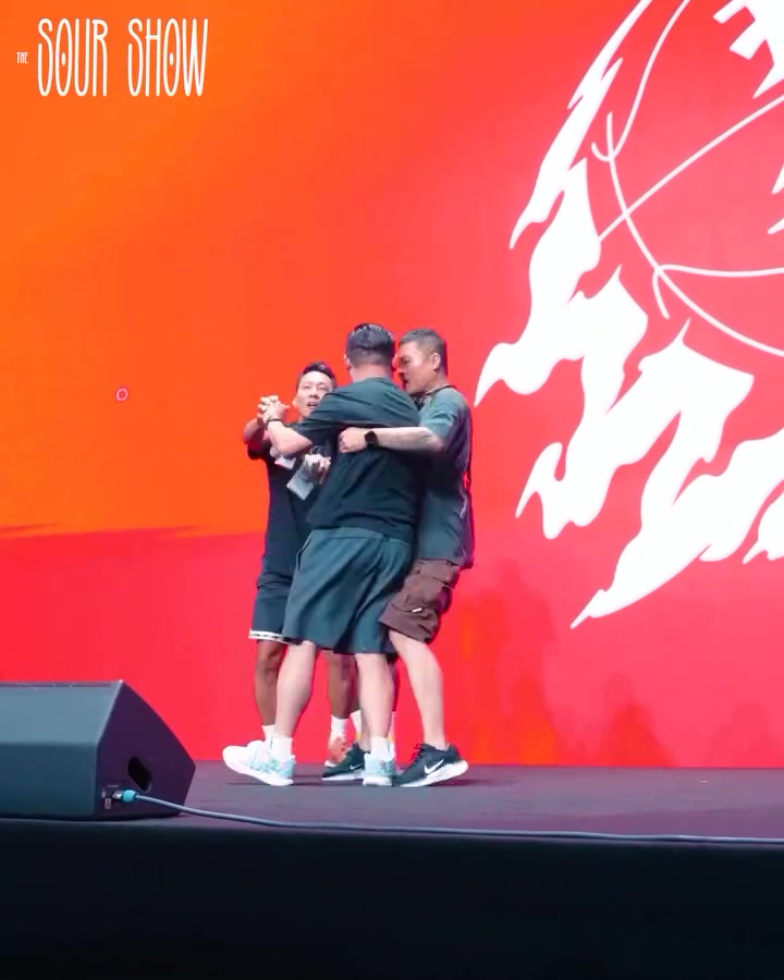 华体会官网-詹姆斯中国行幕后：球迷冲台遭劝阻 巨星报以苦笑